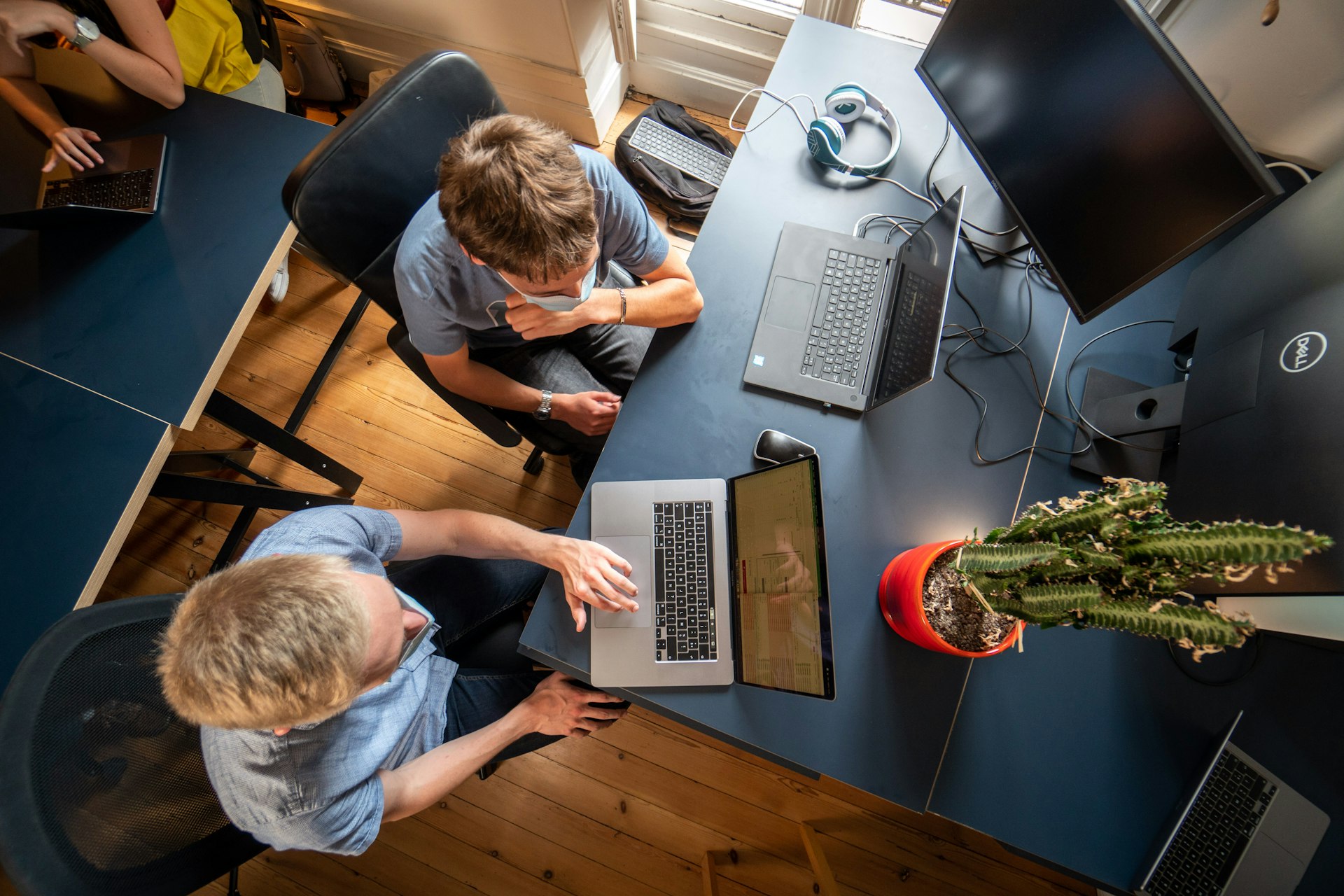 man in gray long sleeve shirt using macbook pro